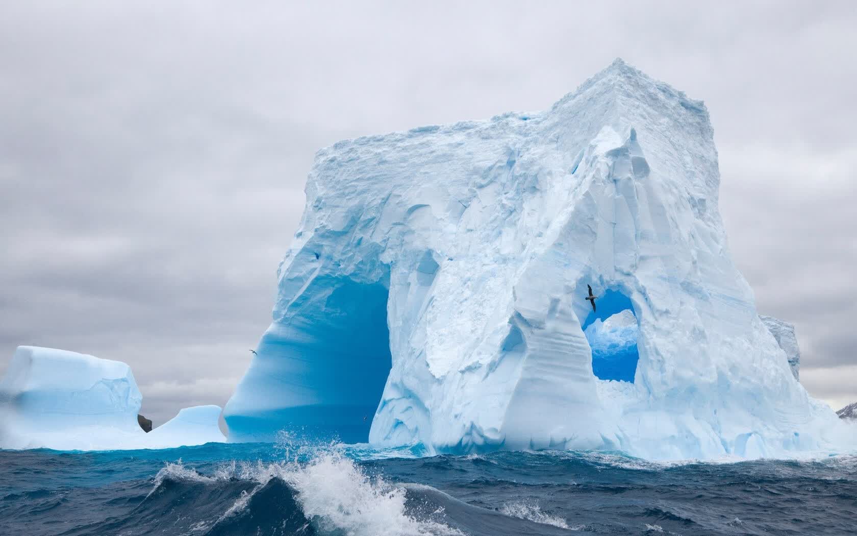 一个球迷还不肯走坐在黑暗中,一位球迷